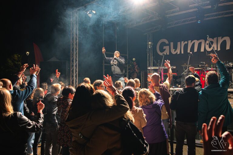 clanek_gurman_night_2025_Cheb