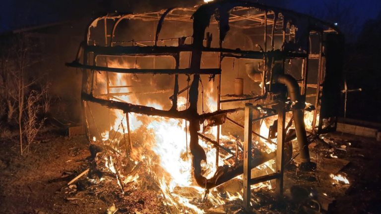 Hořící karavan zaměstnal všechny jednotky hasičů z Chebu (zdroj: Facebook HZS Karlovarského kraje)