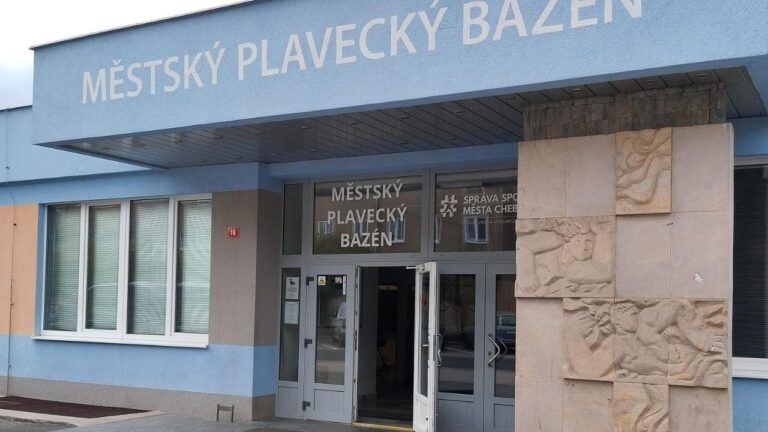 Chebský plavecký bazén po letní pauze otevírá