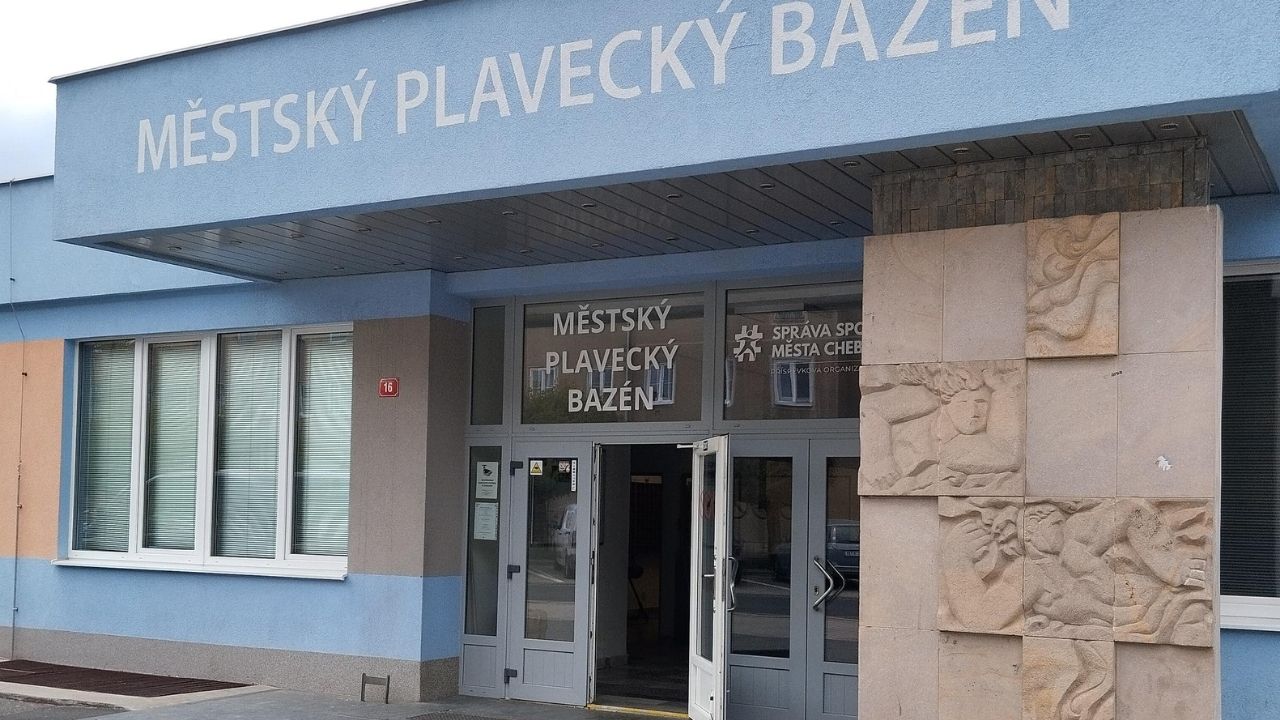 Chebský plavecký bazén po letní pauze otevírá
